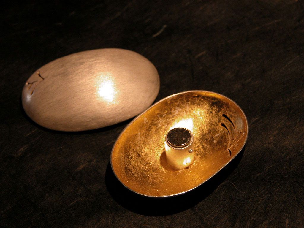 Schmuckstück OM, 2004 Bild 1